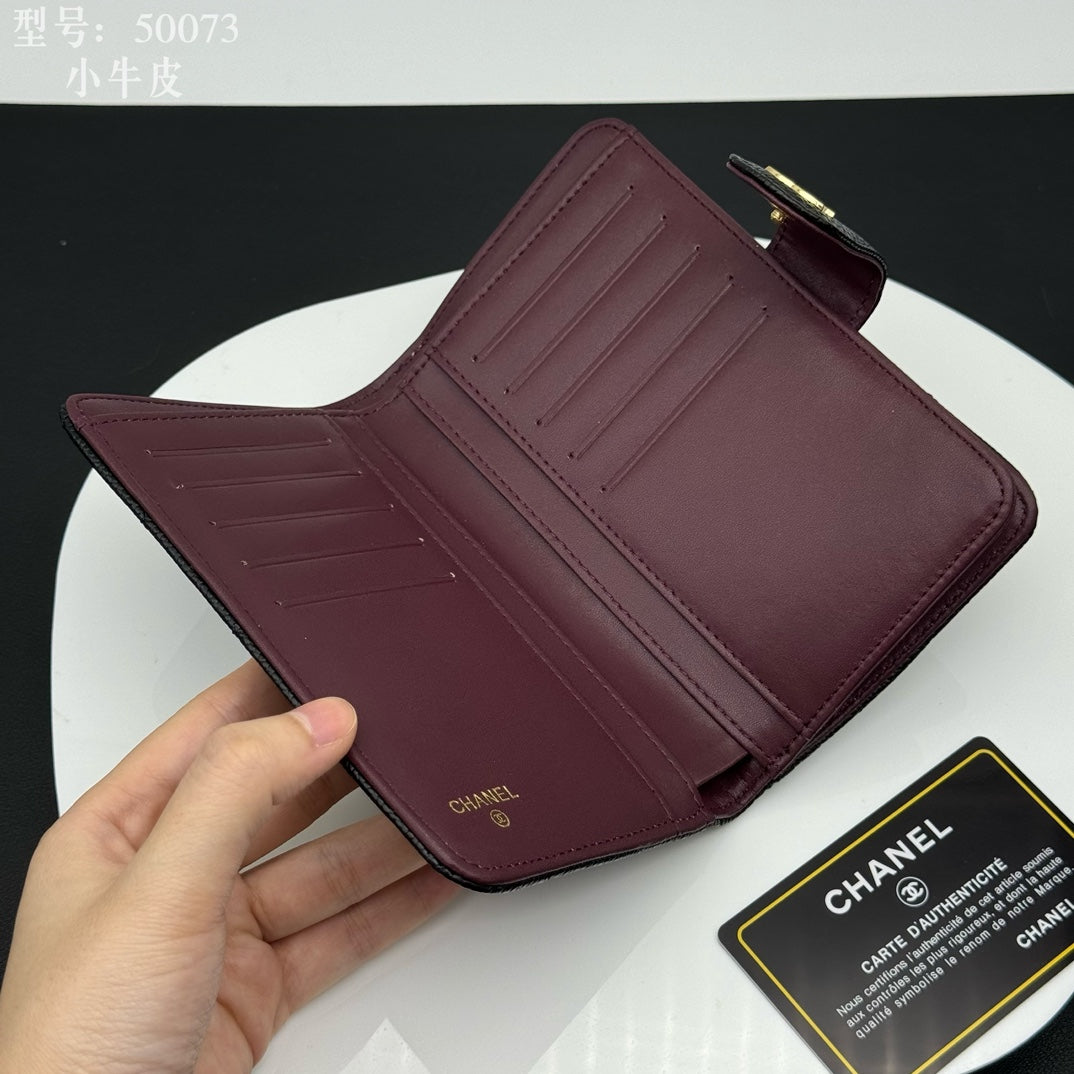 【シャネル】 2つ折り財布 キャビアスキン レザー ゴールド金具 財布A48667