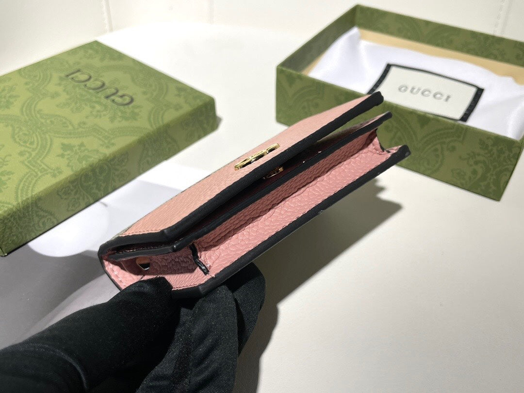 【グッチ】 スタイリッシュなデザイン 超薄型短財布 持ち運び楽々