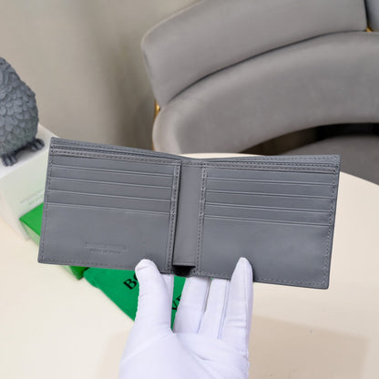 【ボッテガヴェネタ】春夏にぴったりの実用的で絶妙な短財布3色