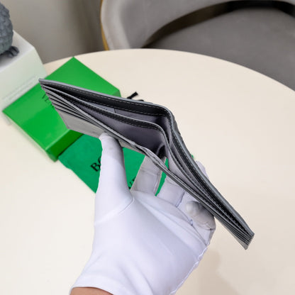 【ボッテガヴェネタ】春夏にぴったりの実用的で絶妙な短財布3色