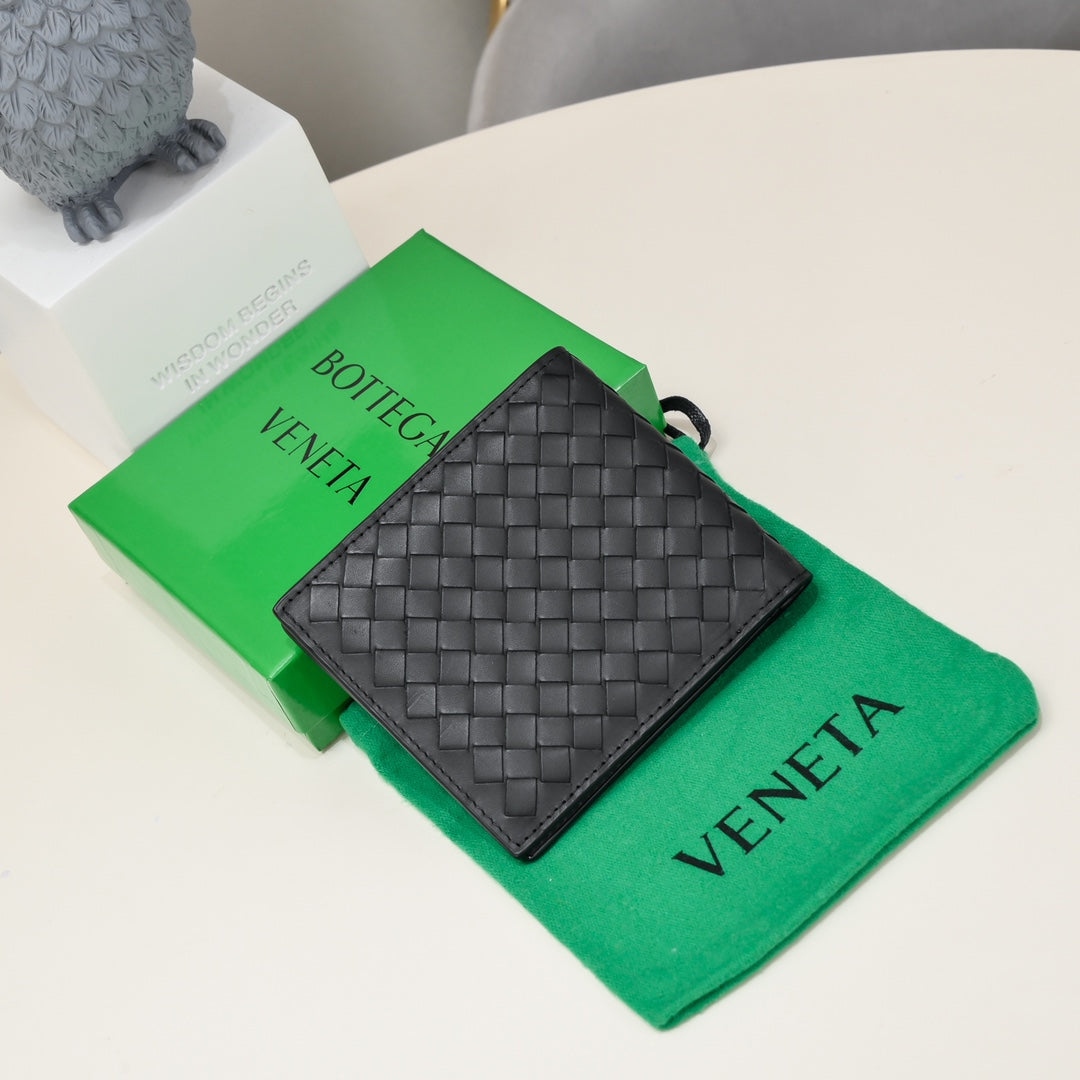 【ボッテガヴェネタ】春夏にぴったりの実用的で絶妙な短財布3色