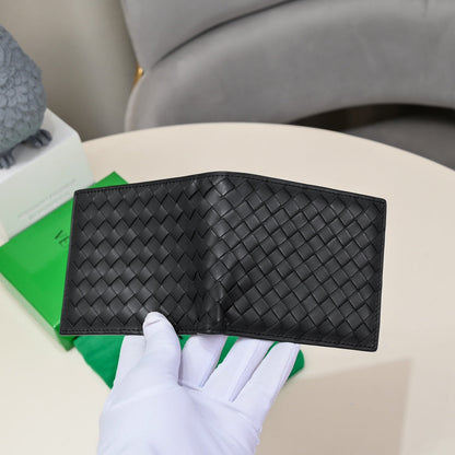 【ボッテガヴェネタ】春夏にぴったりの実用的で絶妙な短財布3色