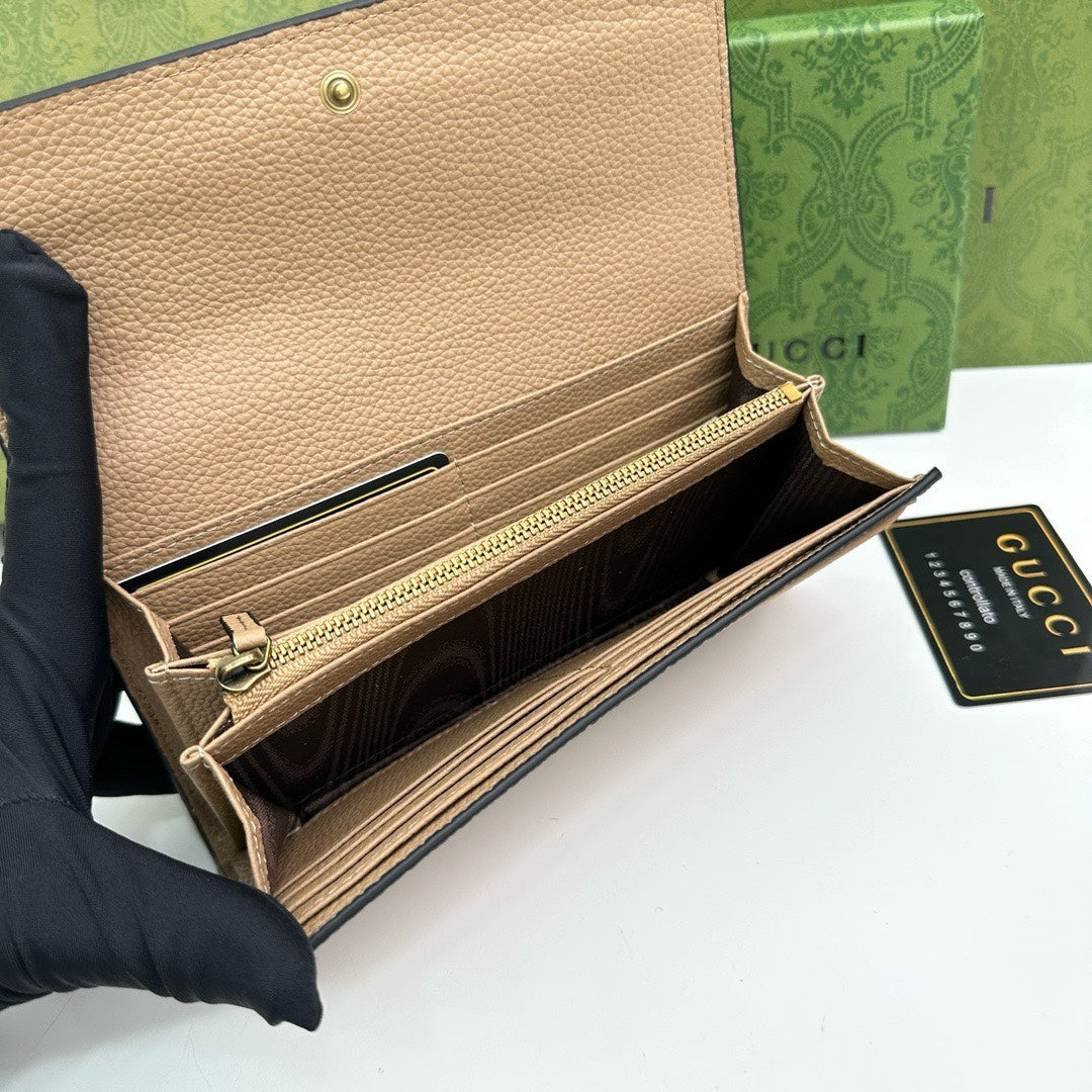 【グッチ】 春と夏定番人気♪ 薄型デザインでどんなシーンにもマッチ