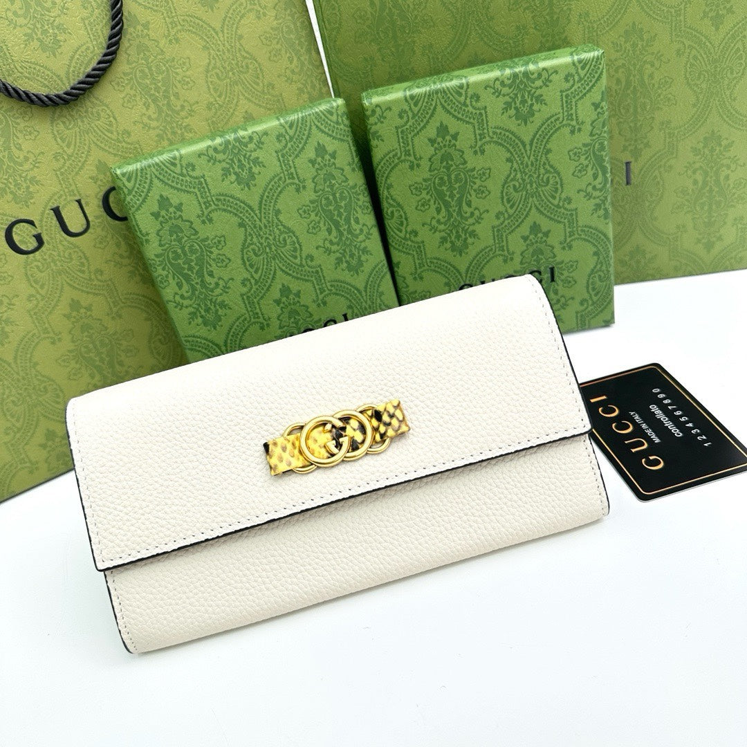 【グッチ】 春と夏定番人気♪ 薄型デザインでどんなシーンにもマッチ