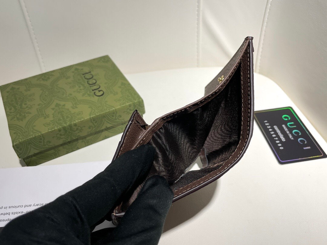 【グッチ】 個性派！超薄デザインの短財布 持ち運び便利