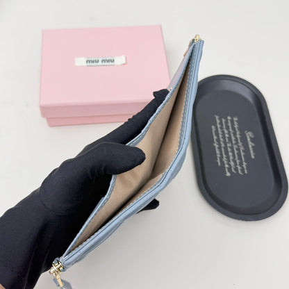 【ミュウミュウ】春夏にぴったりの実用的で絶妙な短財布3色