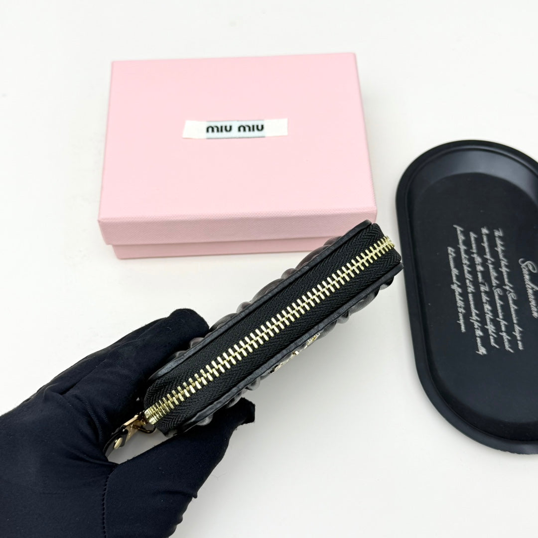 【ミュウミュウ】春夏にぴったりの実用的で絶妙な小さな財布2色