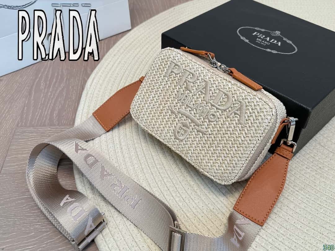 【プラダ】ラフィア素材の新作バッグ 高級感あふれるカラー展開