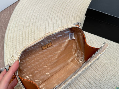 【プラダ】ラフィア素材の新作バッグ 高級感あふれるカラー展開