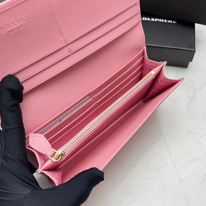 【プラダ】シンプル＆モダン サフィアーノレザーの新定番 今だけ特価